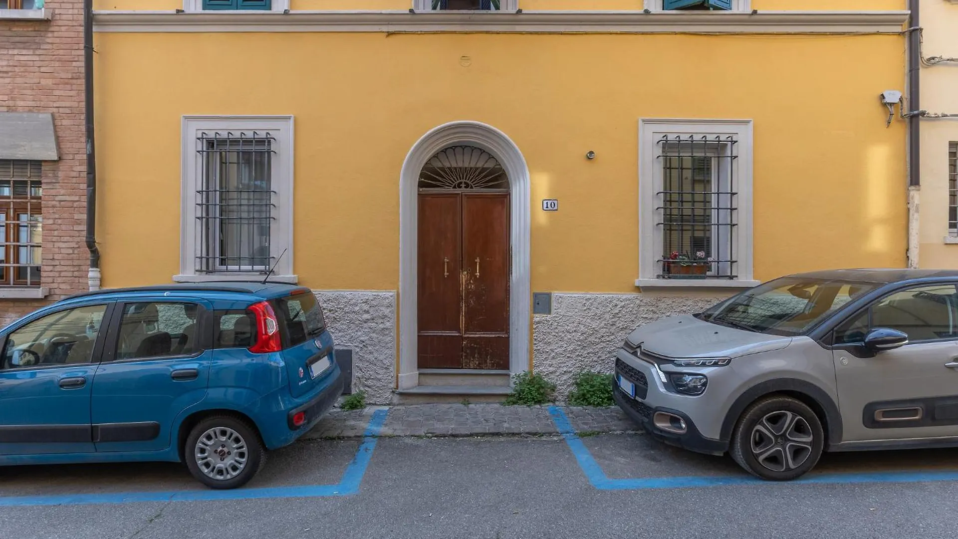 Central Apartment With Private Courtyard! Bologna