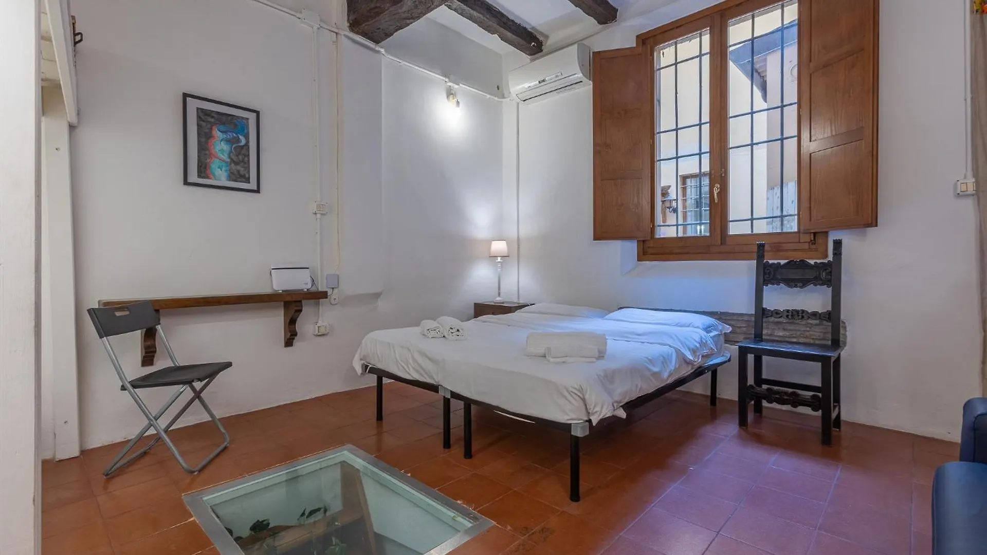 Central Apartment With Private Courtyard! Bologna