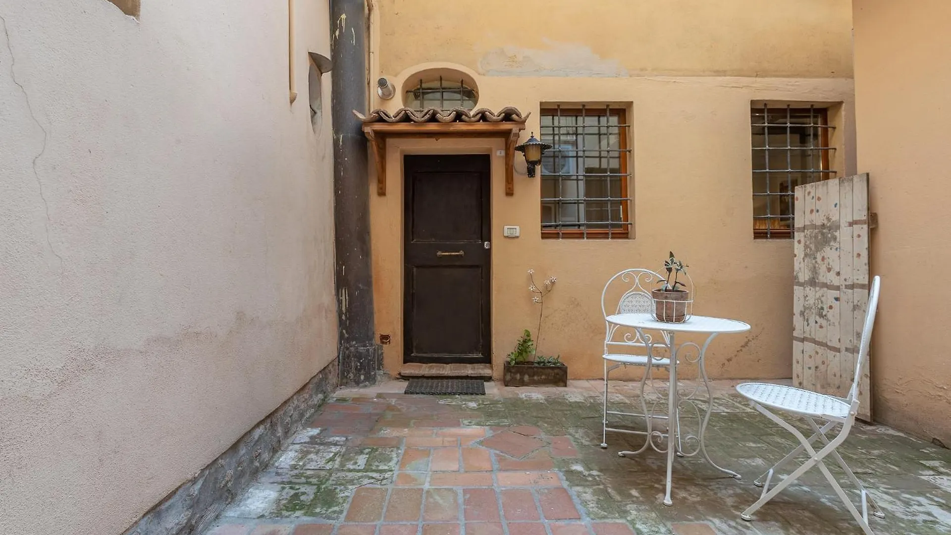 Central Apartment With Private Courtyard! Bologna