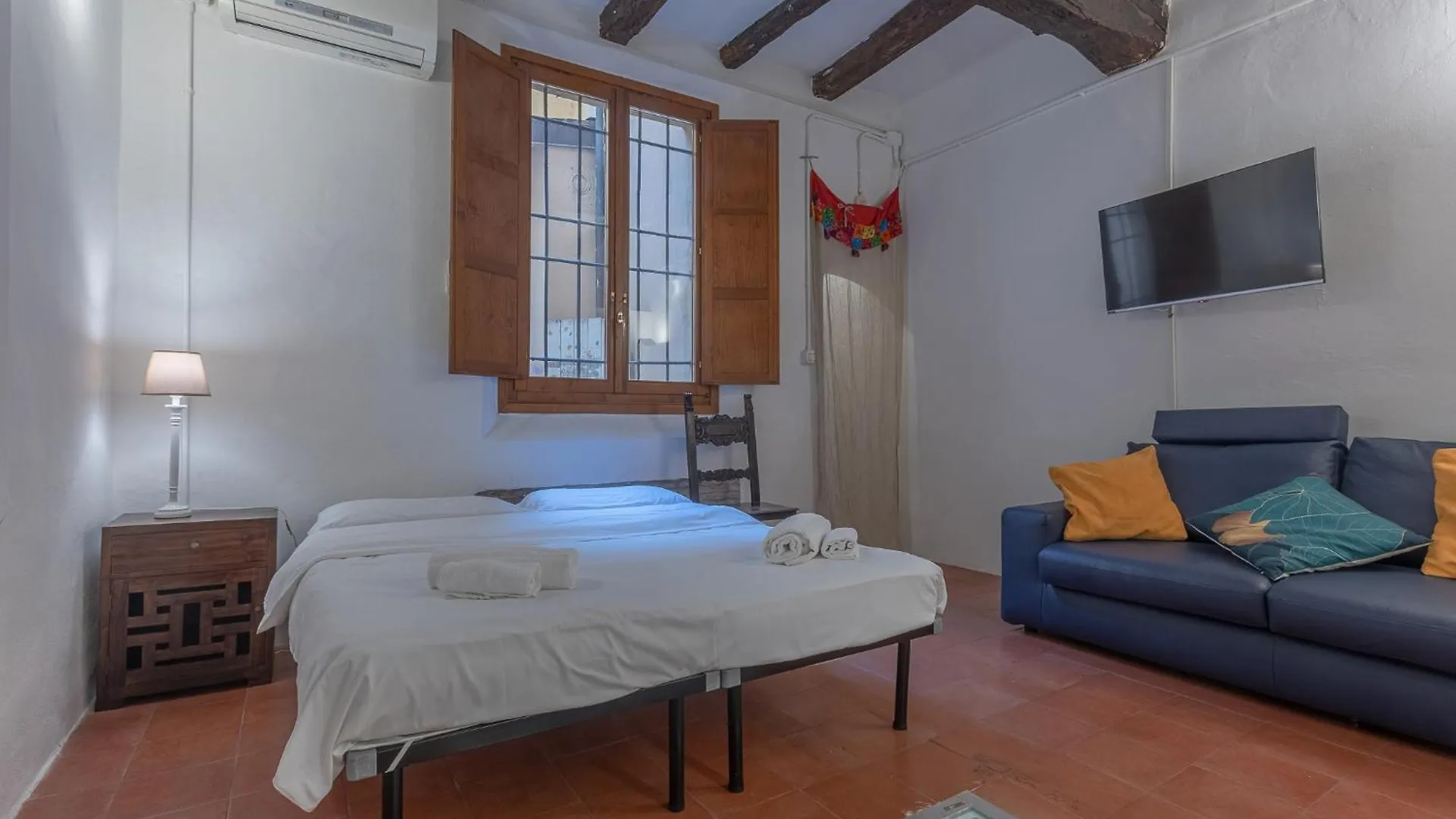 Central Apartment With Private Courtyard! Bologna