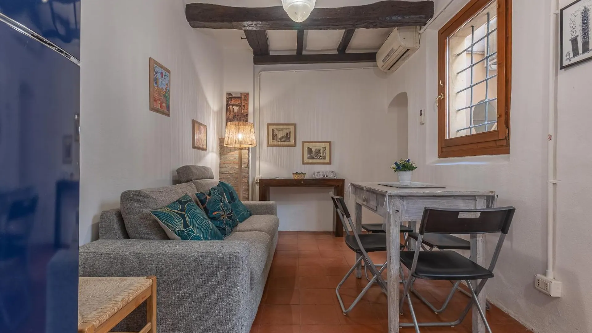 Central Apartment With Private Courtyard! Boloňa